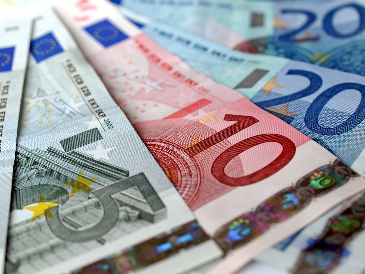 gros plan sur des billets d’euros symbolisant un financement de travaux à Cabourg