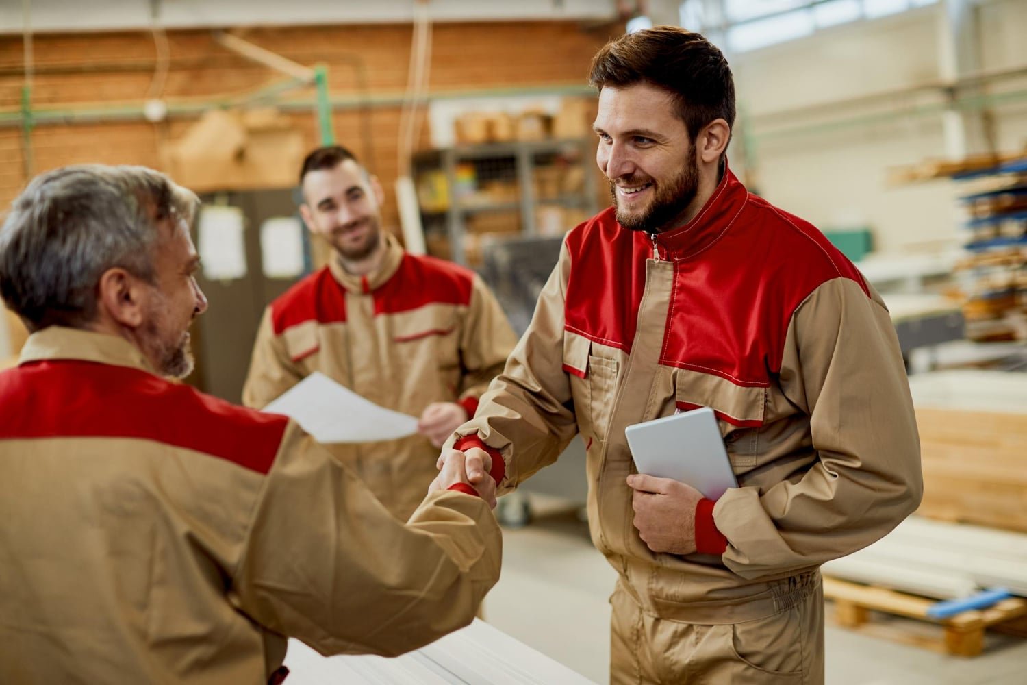techniciens en uniforme échangeant dans un atelier à Cabourg