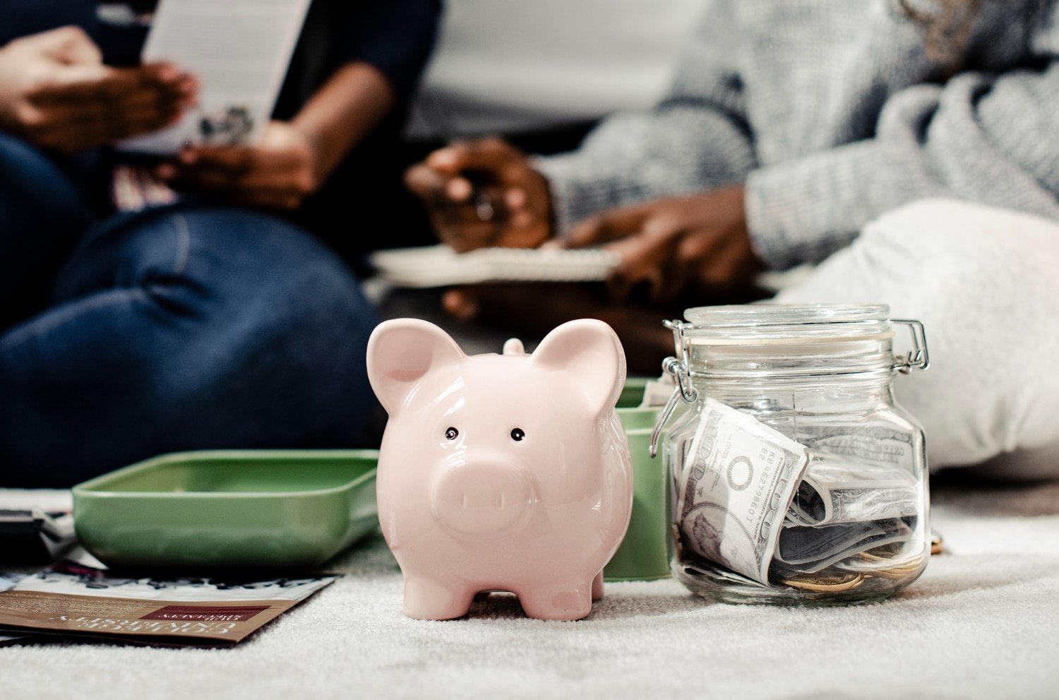 tirelire posée sur une table avec billets, symbolisant les économies à Cabourg