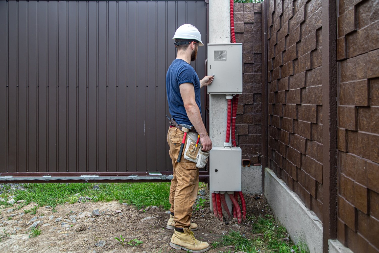 technicien en intervention sur un coffret électrique extérieur à Cabourg