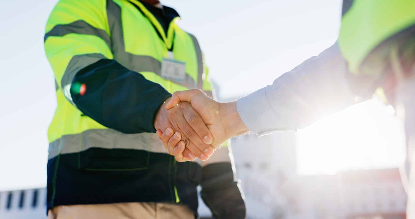 poignée de main entre un technicien et un client satisfait à Cabourg